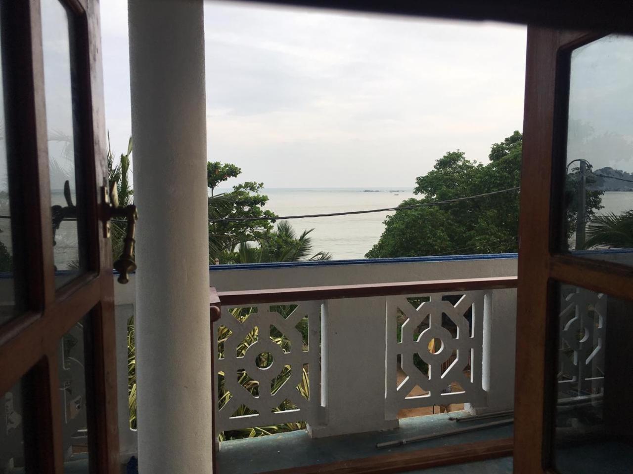 Bluewhale Beach Hotel Tangalle Exteriör bild