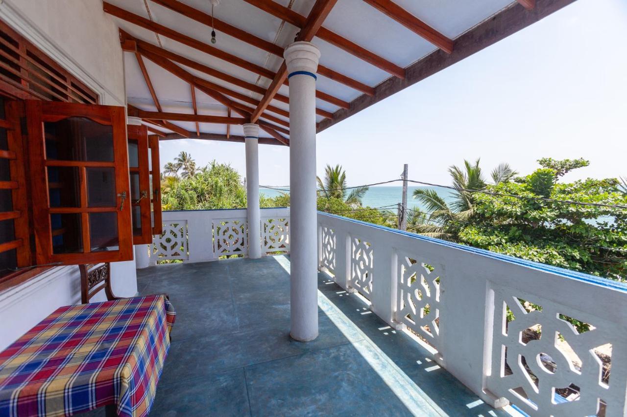 Bluewhale Beach Hotel Tangalle Exteriör bild